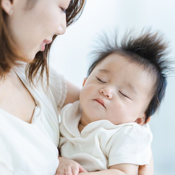 産後ケアで赤ちゃんを抱っこするお母さん