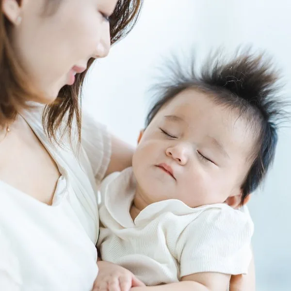 産後ケアで赤ちゃんを抱っこするお母さん