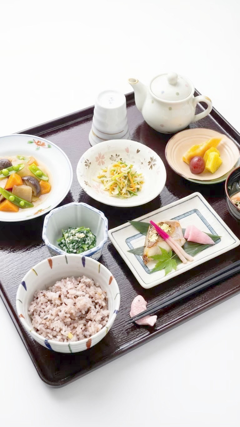 牛肉のステーキとかぼちゃのスープを添えた洋食の献立