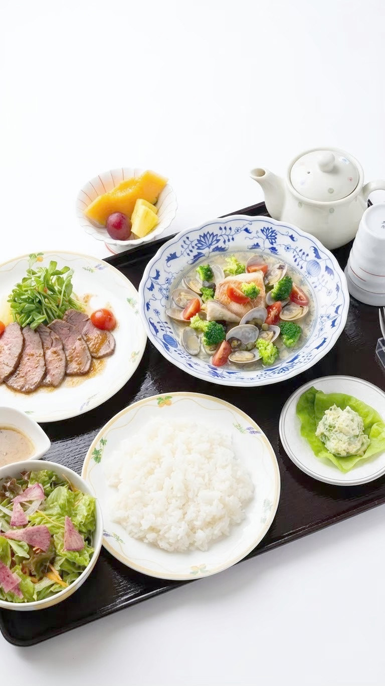 カレーライスと白身魚のフライを添えた献立