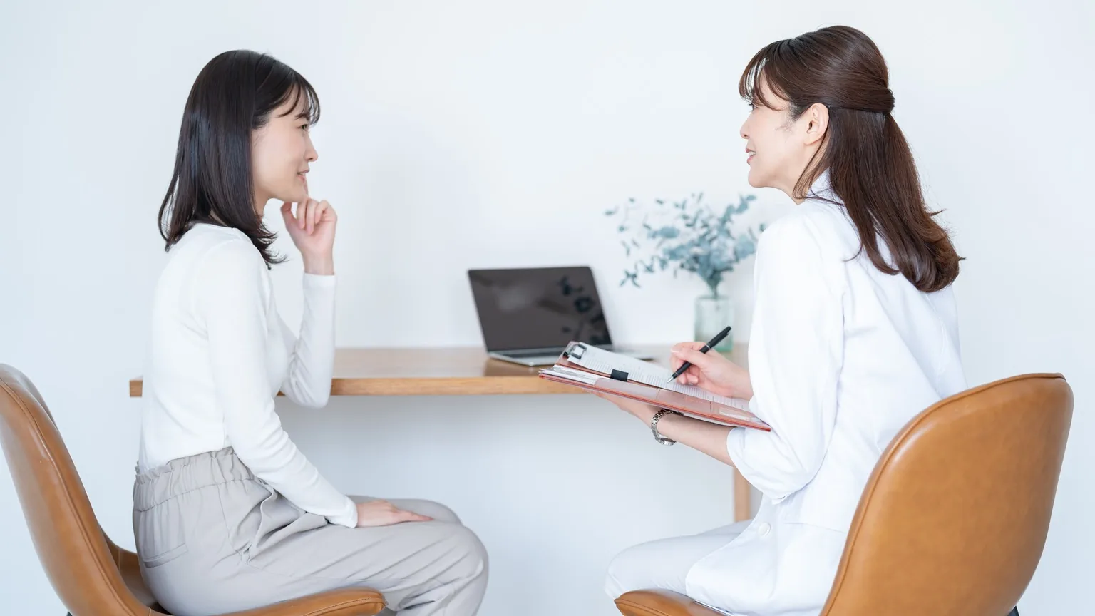 産後の生理再開について産婦人科で相談する女性のイメージ