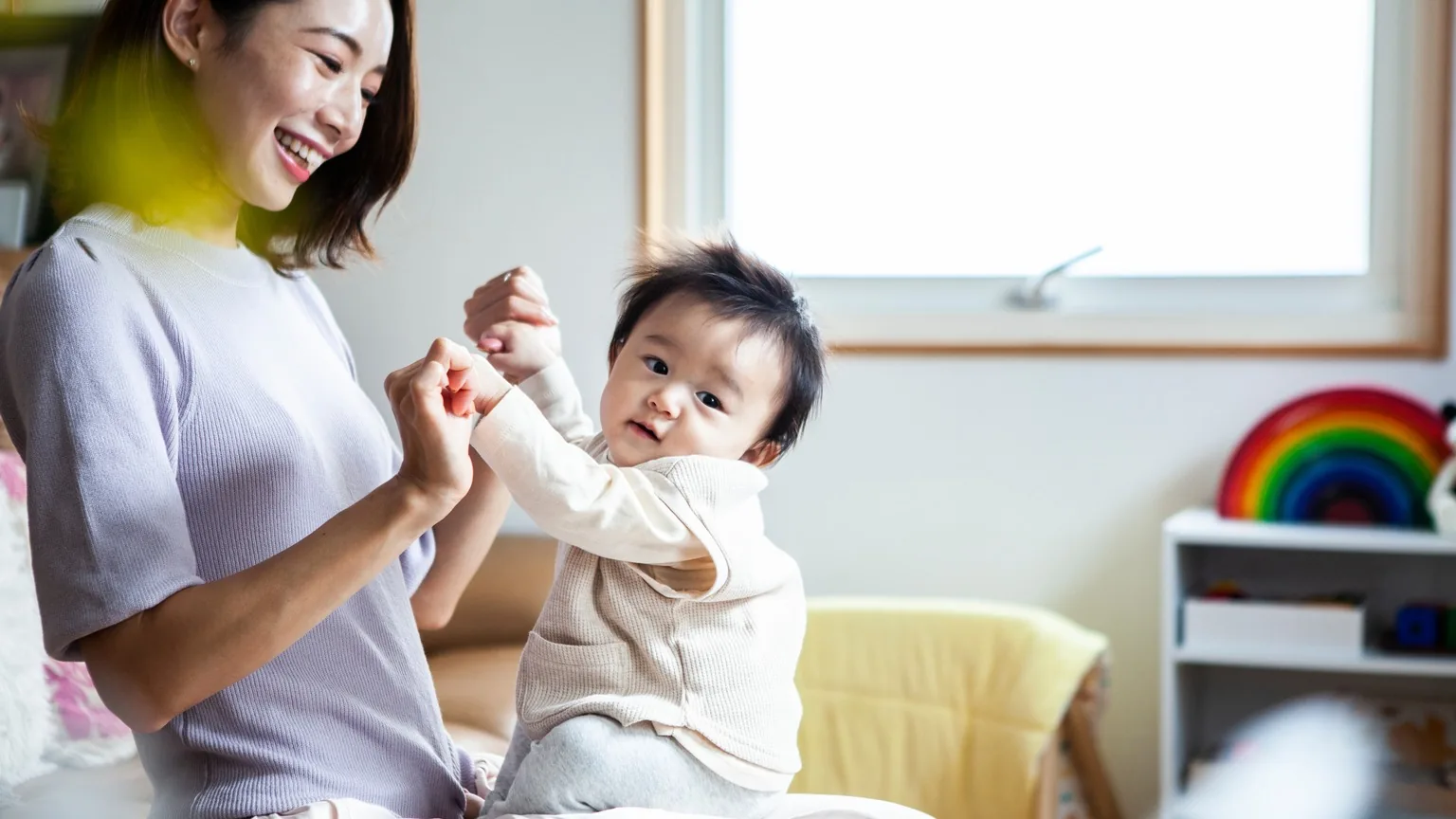 産後の体の変化に向き合いながら赤ちゃんと過ごす女性のイメージ