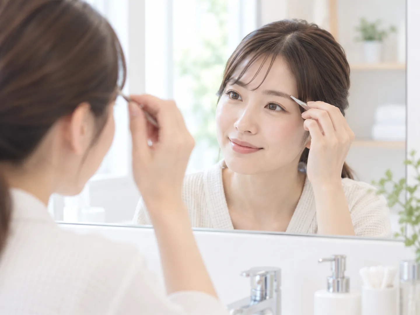 眉のお手入れをする女性のイメージ