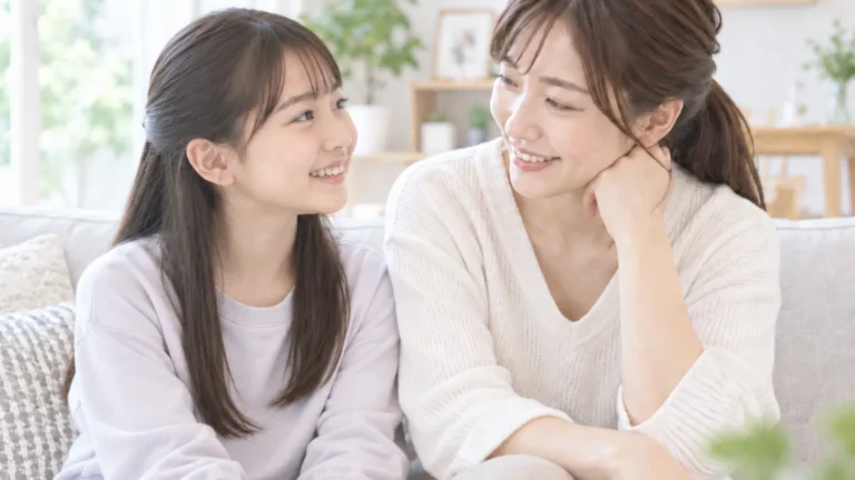 母親が小学生の娘に生理について話している親子のイメージ