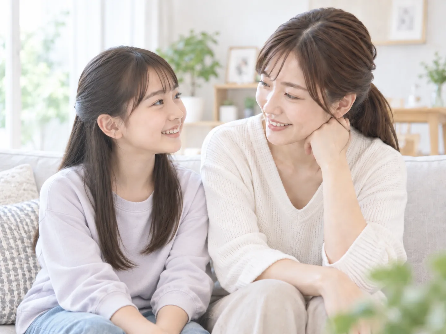 母親が小学生の娘に生理について話している親子のイメージ