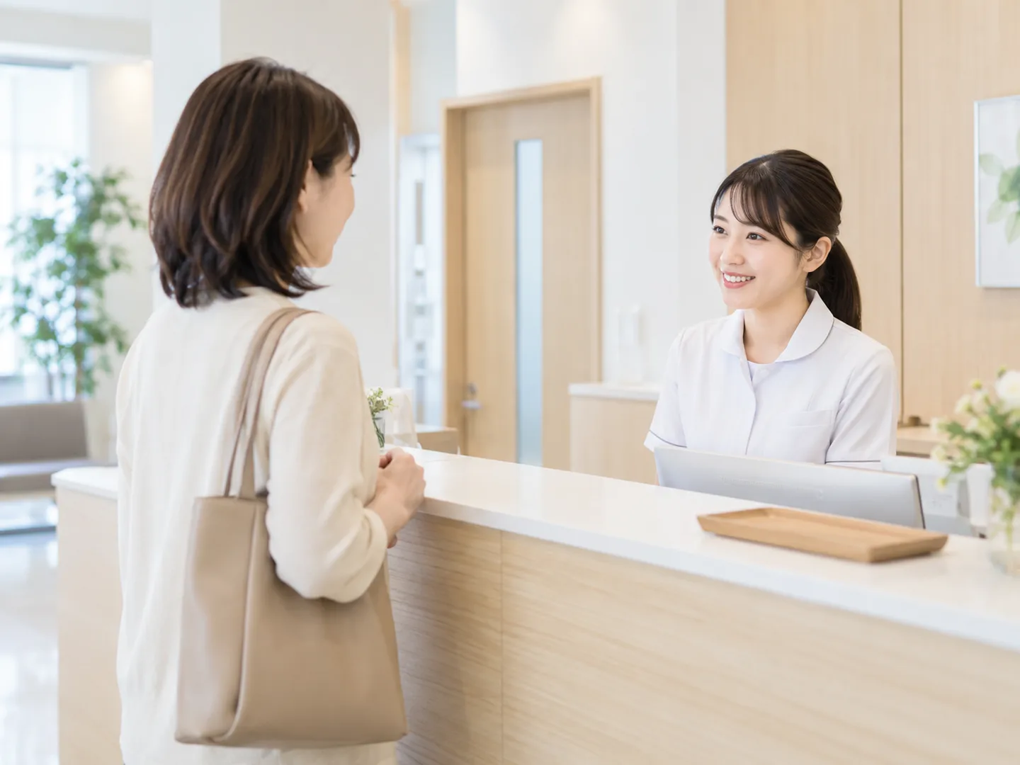 緊急避妊薬の処方を受けるために産婦人科を受診する女性のイメージ