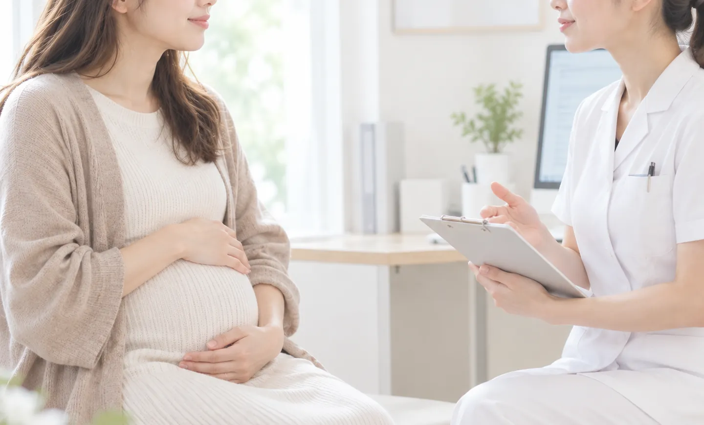 妊娠中のインフルエンザ予防接種について産婦人科で相談する妊婦のイメージ