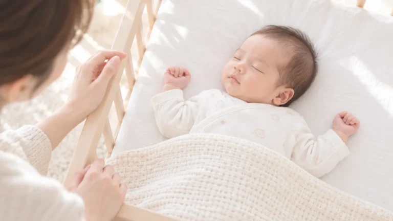 赤ちゃんの頭の形を気にする保護者の視点のイメージ
